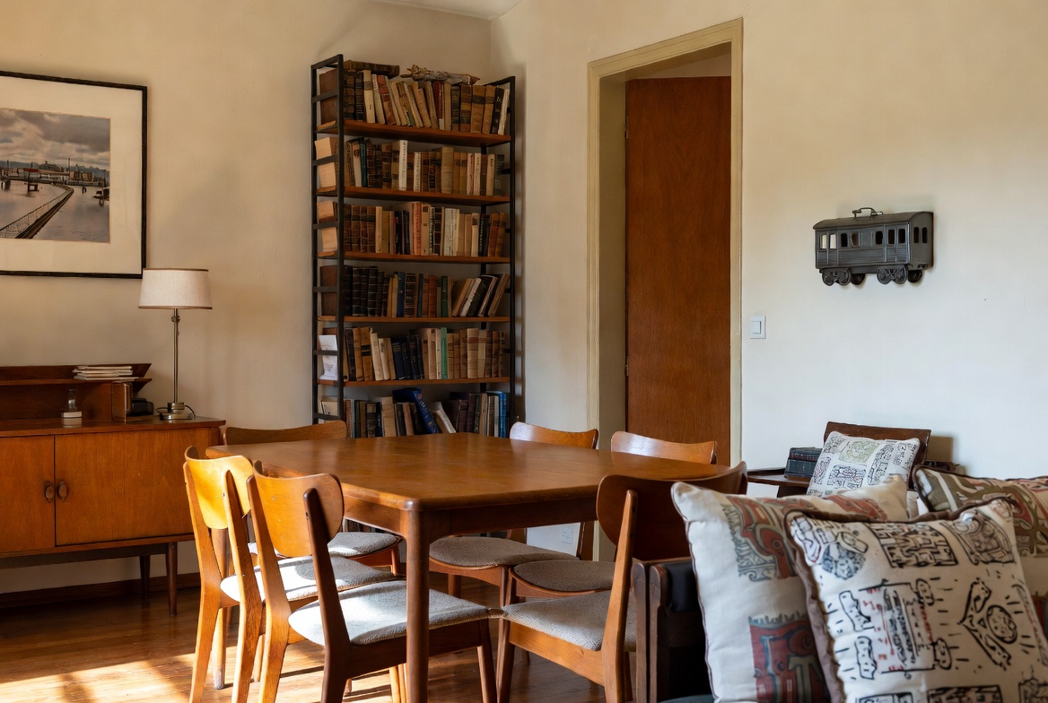 Chez P.I.B, le vintage va de l’imposante bibliothèque au petit miroir…